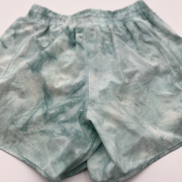 Women’s Lululemon Hotty Hot High Rise 4” Lined Blue Tie Dye Shorts Size 4 - Picture 5 of 10
